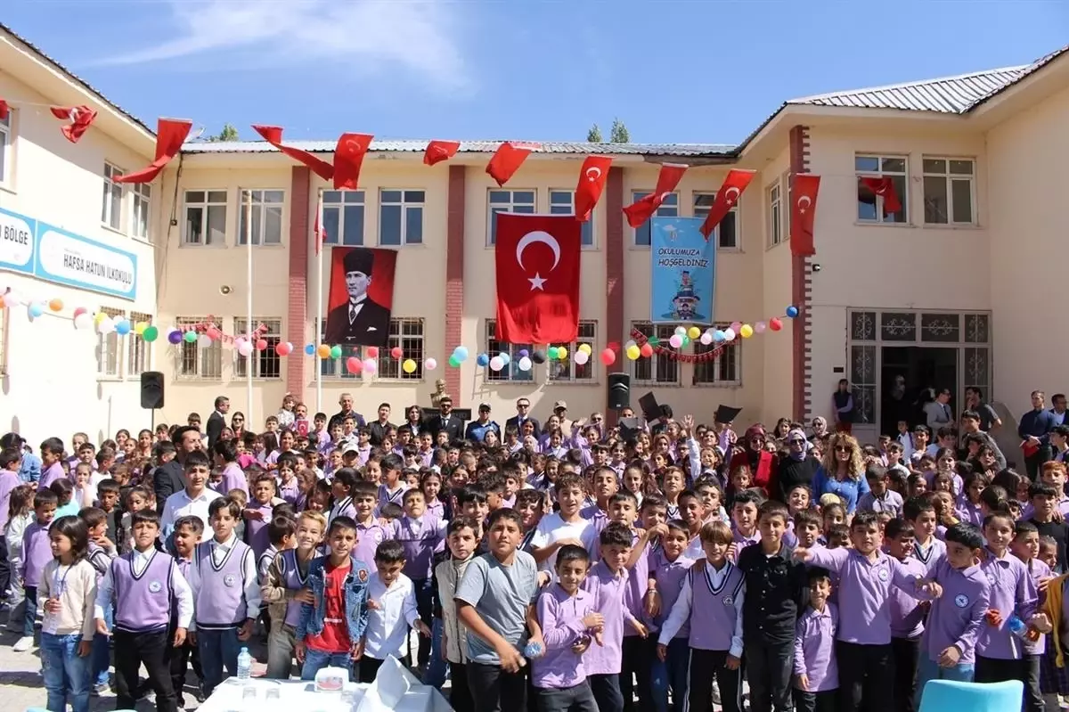 caldiranda ilkogretim haftasi toreni DnArk9Gr