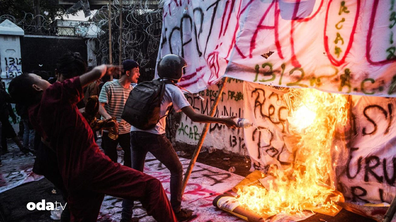 tunusta seyyar saticinin olumuyle baslamisti bu kez kurye cinayeti ardindan baslayan eylemler durdurulamiyor endonezya bahari uEyqnTb2