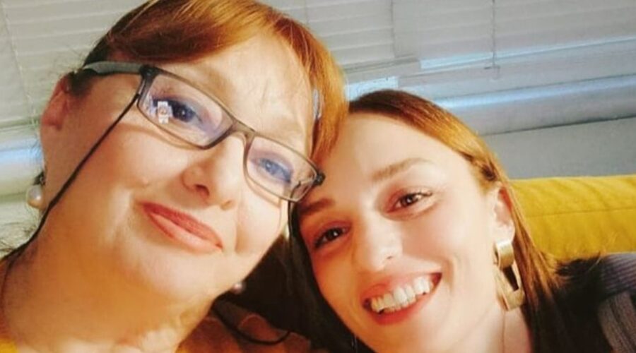 unlu oyuncunun annesi meclisin duayen tercumaniymis ZiYXiujC