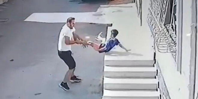 8 yasindaki cocugu acimasizca firlatan sahis yakalandi O9EF688V.jpg