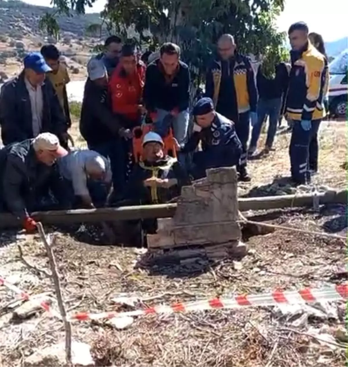 bucakta kuyuya dusen vatandas itfaiye ekipleri tarafindan kurtarildi UCzGxnhN.jpg