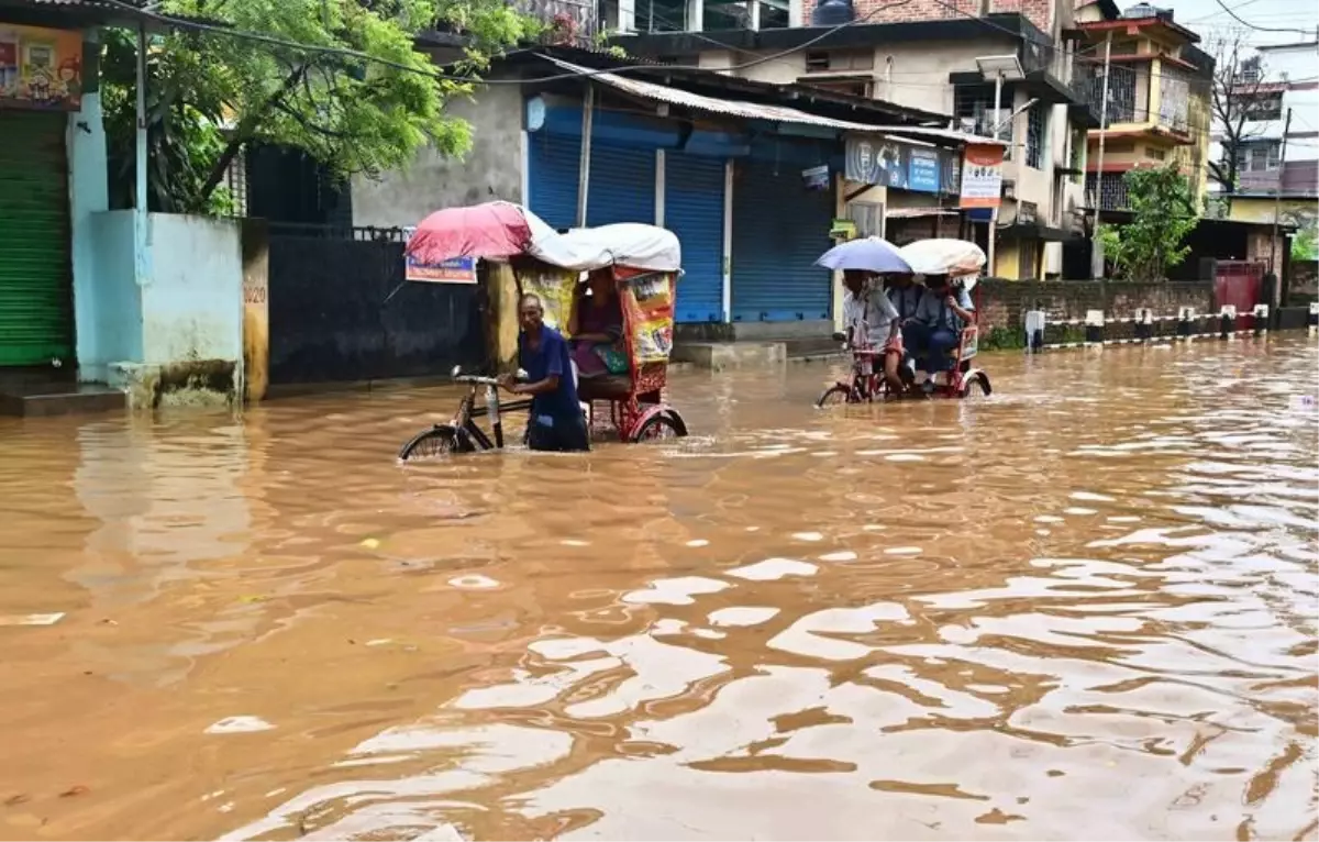 hindistanda sel ve heyelan 18 kisi hayatini kaybetti 3mpvGLIQ