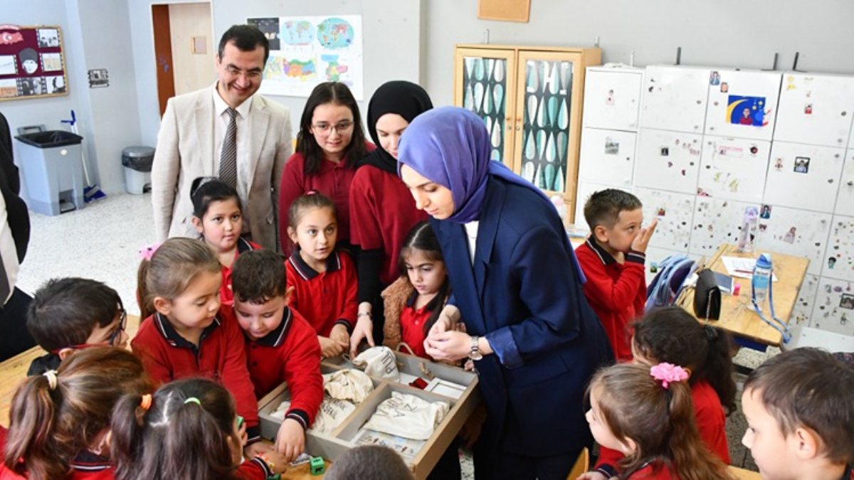 yigilcali ogrencilerden minik kardeslerine egitici oyun kutulari rkRIq8Zh.jpg