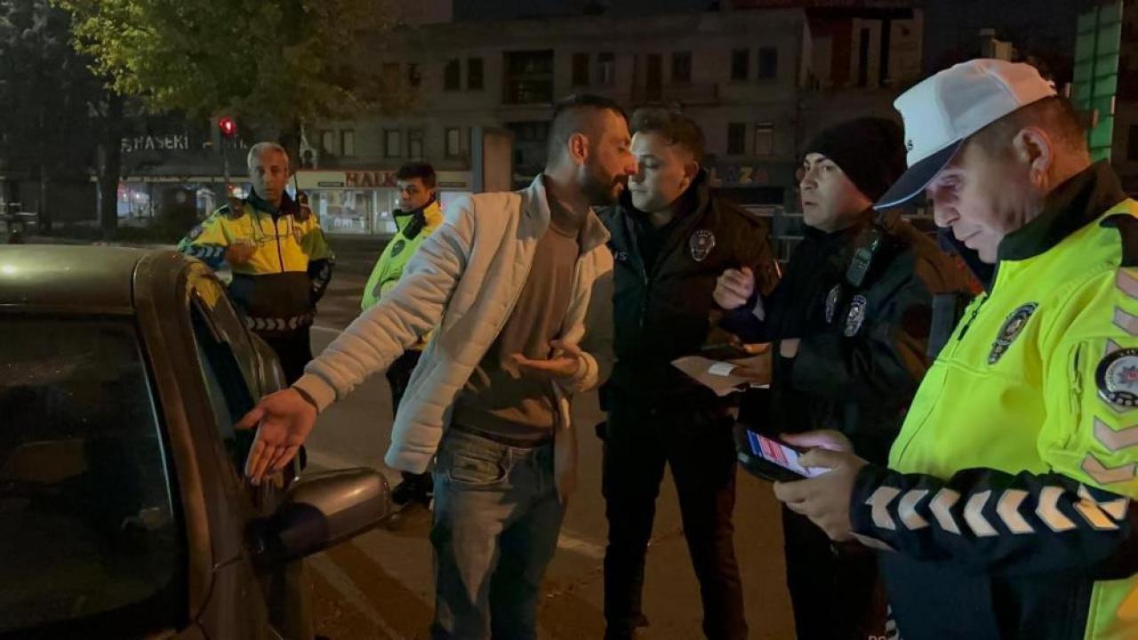 kimlik isteyen polise sosyal medyasini acti 2tWdqfHx.jpg