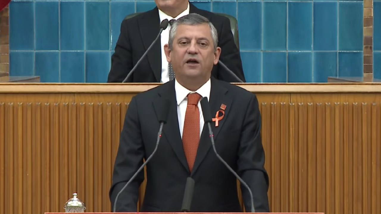 ozgur ozel grup toplantisinda konusuyor Aut3Q3kN.jpg