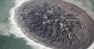 denizin-ortasinda-bir-gecede-belirdi-6-yil-sonra-sirra-kadem-basti-kpcXFH61