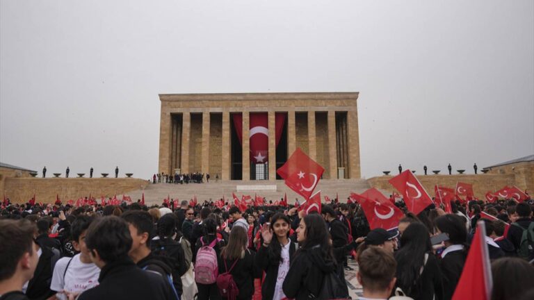 siyasilerden-23-nisan-mesajlari-evlatlarimizin-ozgurce-hayal-kurabilecegi-bir-gelecek-dilegiyle-sztV2lEg