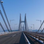 bu-koprunun-altindan-tren-ustunden-araba-geciyor-jYRQwQJq