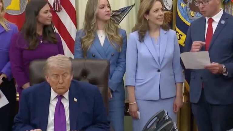 oval-ofiste-dalgin-anlar-trump-kameralar-onunde-uyukladi-a2VGO9Pr