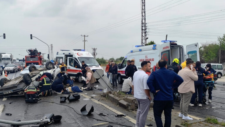 refuje-carpan-otomobil-takla-atti-5-yarali-6Uw5IdJl