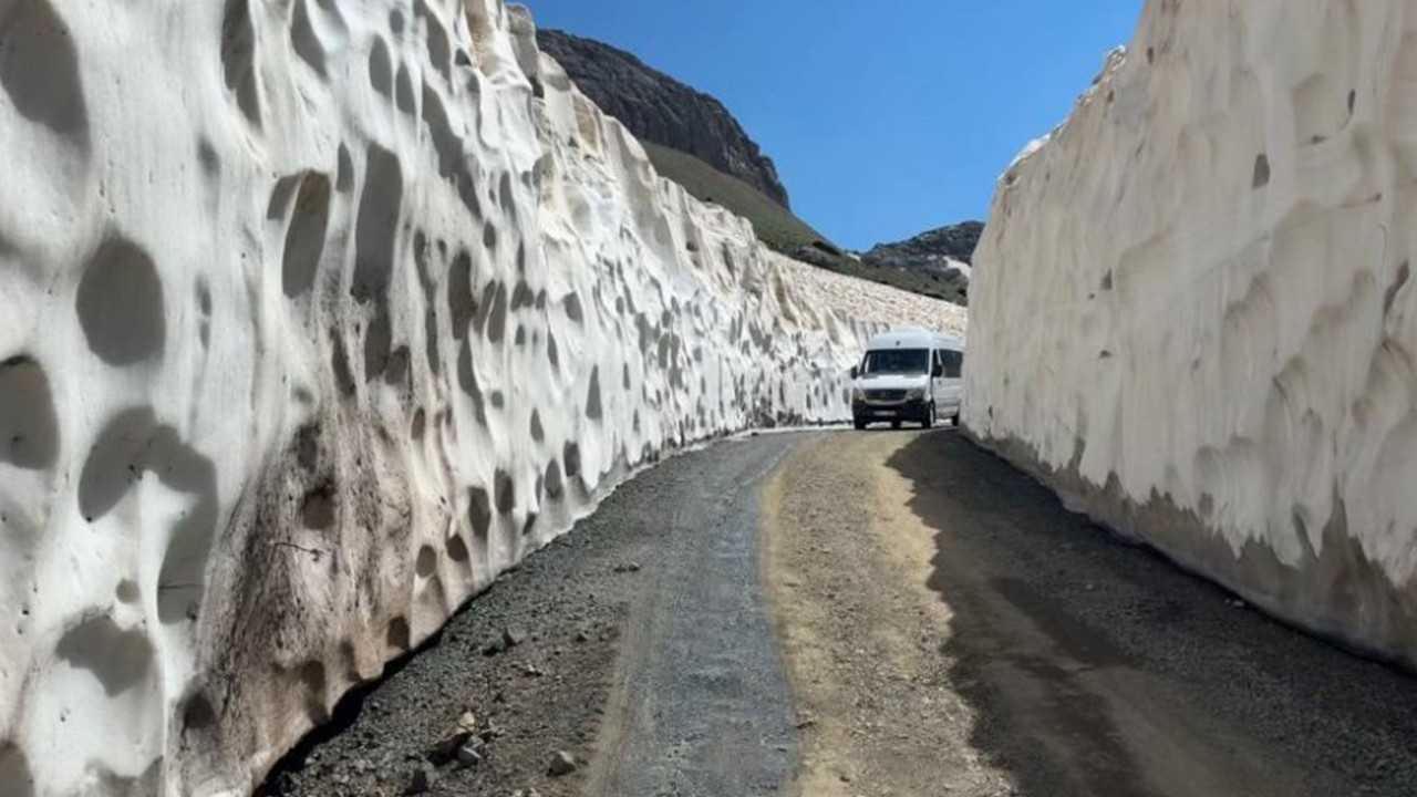 Temmuzda kar surprizi 5 metrelik kar tunelleri gorenleri hayran birakti mvGavst3